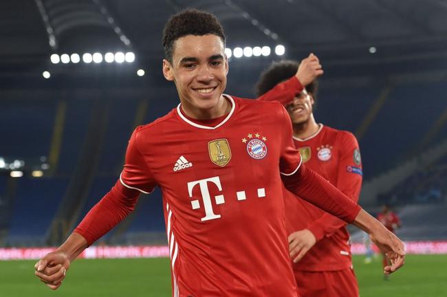 De rijzende ster van Bayern München, Musiala, scoort een eerste doelpunt